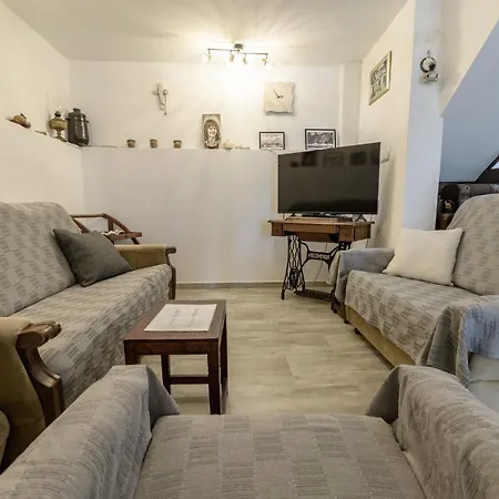 House Ana Lopar